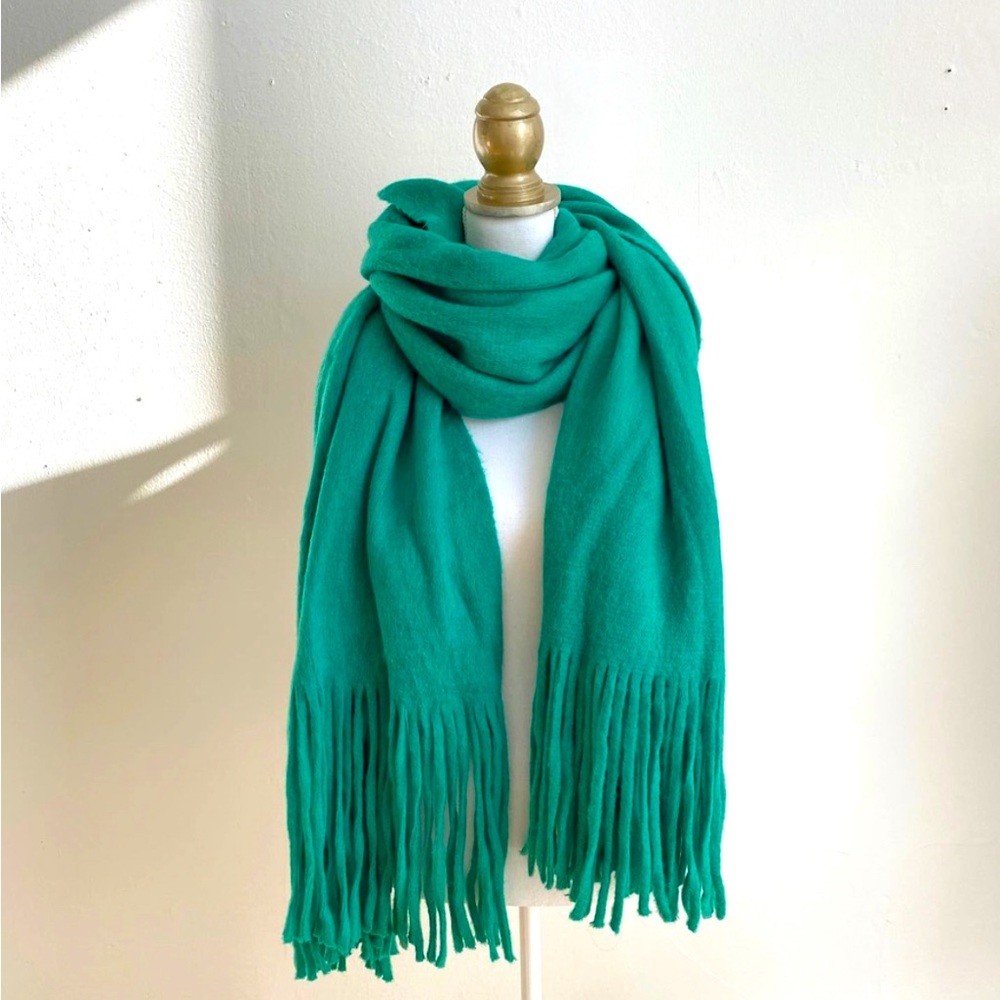 ANTHROPOLOGIE green fringe scarf NWT